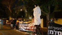  فيديو: للمرة الثانية - وقفة احتجاجية غاضبة أمام منزل رئيس البلدية 